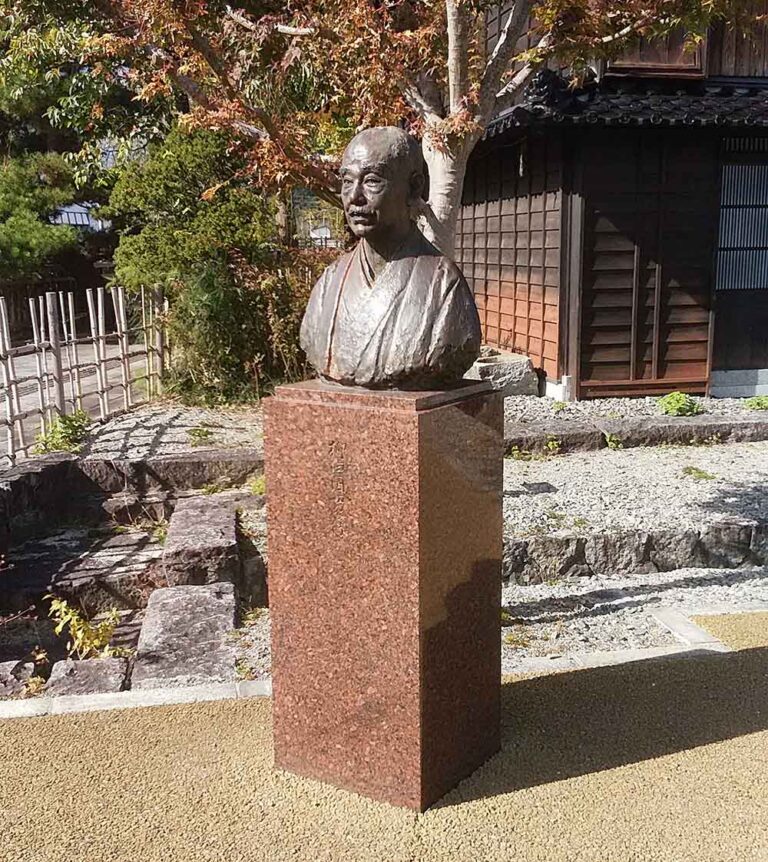 「とおの物語の館」前にある柳田国男像
