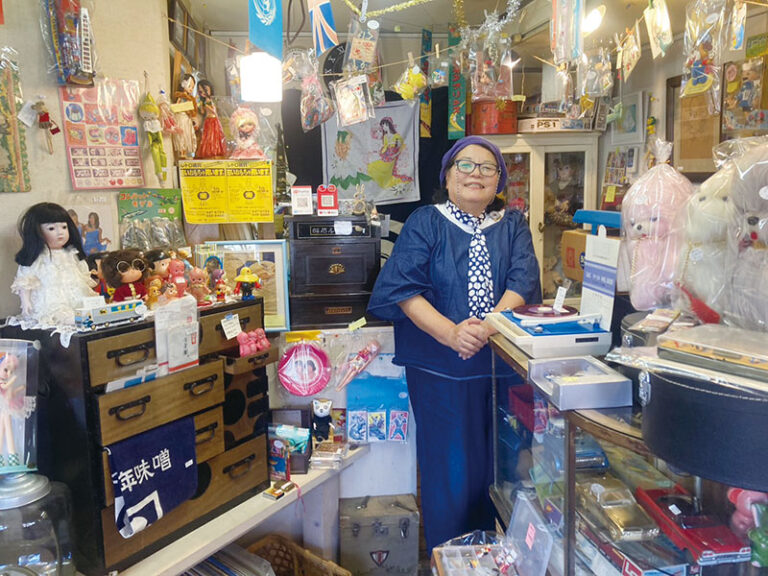 巴倫堂店内と店主の高田さん