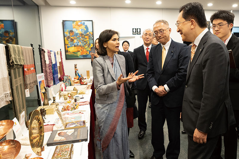 インタビュー 駐日インド大使 ナグマ・モハメド・マリック さん(58) 岩手県知事 達増 拓也 さん(61)